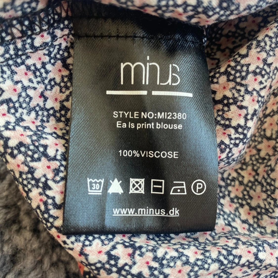 Blommig blus i viskos i strl 42 från Minus redefining Scandinavia - 93