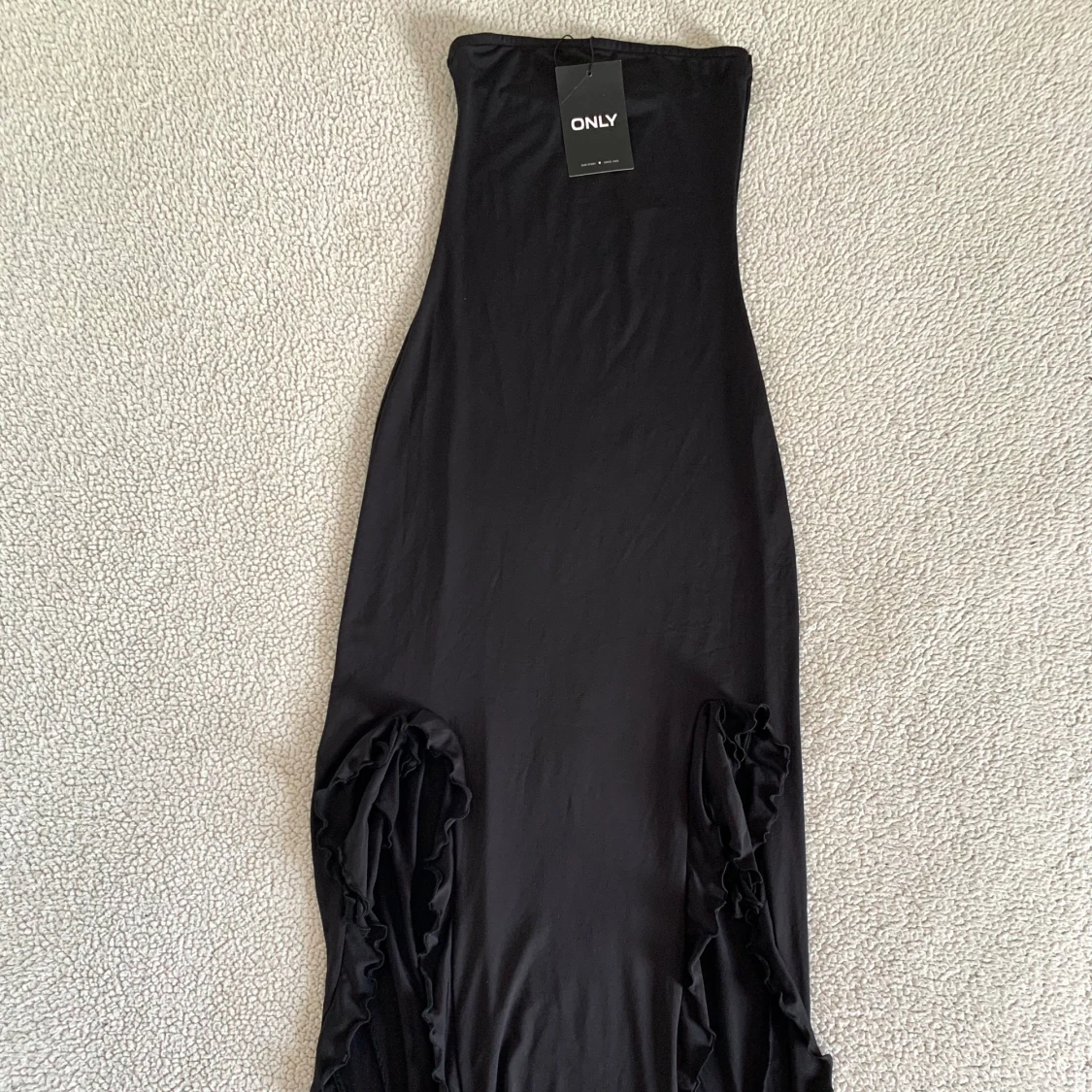 Only svart midiklänning med volanger