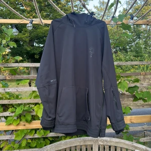 Warp snowboard jacka - Fin jacka i hoodieform, den har blixtlås på sidan för att enklare få på den samt en stor luva som går att spänna in