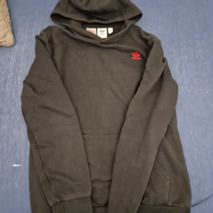Addidas hoodie - Jag säljer min gammla addidas hoodie då den inte passar mig längre. Den är använt ganska många gånger men det finns inga skador lver huvudtaget på tröjan