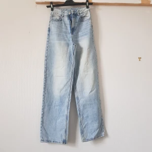 Ljusa jeans från H&M Divided - Säljer ett par ljusa jeans från H&M Divided i storlek 32 (dam XS). De har en klassisk femficksdesign. Jeansen är raka och har en tvättad look. 