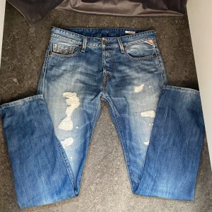 Replay Jeans - Feta Replay Jeans || sitter riktigt bra i modellen för det som är trendigt nu || endast använda ett fåtal gånger || hör av dig vid vidare frågor eller funderingar || mvh ||