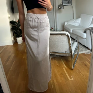 Kjol H&M - Så fin långkjol med slits på båda sidor från H&M❤️🌸 Bara använd några gånger