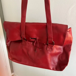 Röd väska - Röd väska som jag köpt second hand. Rätt så rymlig. Bra skick.
