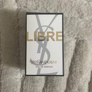 Helt ny YSL Libre parfym köpt idag. Förpackningen är öppnad, men har inte sprutat ett endaste sprut. Insåg när jag luktade på den att jag köpt fel. Köpt för 1000kr.