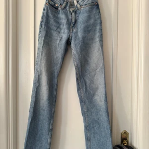 Low waisted jeans  - Fina jeans raka i modellen från Weekday 
