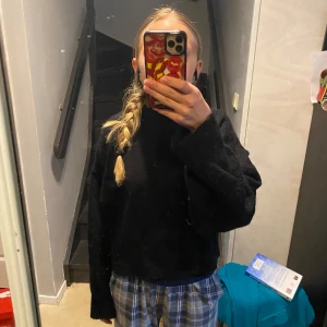 Svart stickad tröja från Gina Tricot - Säljer en mysig svart stickad tröja från Gina Tricot i storlek XXS. Den är perfekt för kyliga dagar och har långa ärmar. Tröjan har en tråd på mitten som detalj och passar både till vardags och lite finare tillfällen. Superbekväm och stilren!