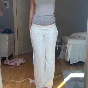 Lågmidjade linnebyxor  - Lågmidjade linnebyxor endast testade, storlek M, nypris 500 köpta på Nelly 