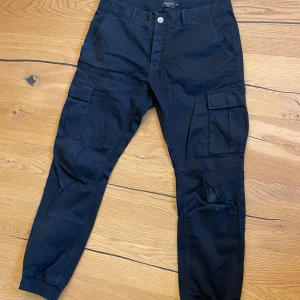 Snygga cargo byxor - Ett par svarta cargobyxor från cargo lager 157. 