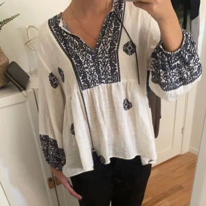 Zara blus - Superfin, men finns en defekt under ena ärmen (ihopsytt hål), ingenting som syns när man bär den men skriv för bild🤗 