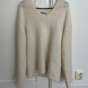 Stickad tröja från Gina  - Sparsamt använd  Strolek Xs Vit/beige 