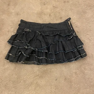 Lågmidjad jeans volang kjol  - Säljer denna as snygga jeans kjol lite kortare modell! Köpt vintage. Säljer för 190 storlek 36/S