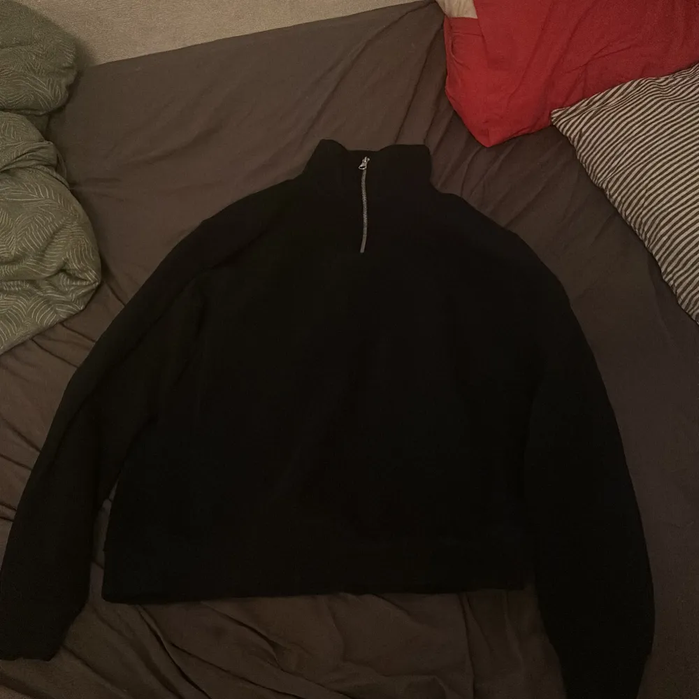 Snygg hel svart half zip från zara, knappt använd i perfekt skick, storlek S. Skjortor.