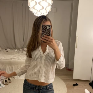 Vit ”Skjorta” från Zara - Slutsåld vit blus/skjorta ifrån Zara i storlek xs. Inte kommit till användning. Inga defekter 💘