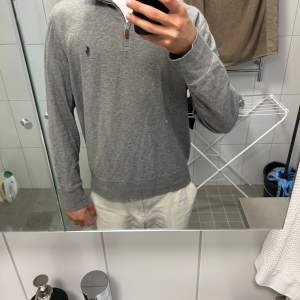 Hej! Säljer min half zip då den är lite stor. Är 185 väger 60-64 och är lite stor på mig. Fint skick!