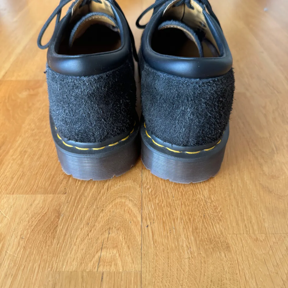 Ett fint par Dr. Martens 8053 i mocka. Välskötta och i bra skick, nypris 2100. Går knappt att få tag på då de inte är i produktion längre. Storlek 43 true to size, originalsnören samt låda medföljer. Pris ej hugget i sten, kom privat för frågor :). Skor.