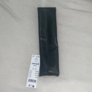 Hårband  - Jag säljer detta hårband i skinn från Gina tricot eftersom den inte kommer till användning. Med prislappen på.