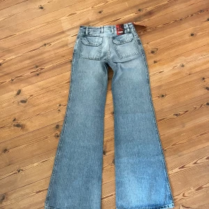 Lågmidjade vintage jeans  - Midjemått( rätt över): 34cm  Inerbenslängd: 85cm   Köp dem via ”KÖP NU” eller Swish  Modellen är 170 cm, inga defekter 💕 