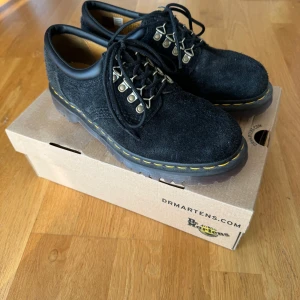 Dr. Martens 8053 Mocka strlk 43 - Ett fint par Dr. Martens 8053 i mocka. Välskötta och i bra skick, nypris 2100. Går knappt att få tag på då de inte är i produktion längre. Storlek 43 true to size, originalsnören samt låda medföljer. Pris ej hugget i sten, kom privat för frågor :)