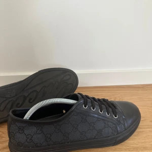 Gucci GG monogram black  - Gucci skor i väldigt bra skick. Storlek 43.5. Nypris: 10 000kr. Vid frågor så är det bara att skriva! Kan gå ner i pris vid snabb affär! 