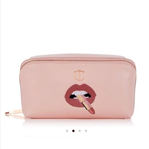 Necessär från Charlotte Tilbury - Säljer denna necessär från Charlotte Tilbury som är helt oanvänd💕 Längd 19 cm, höjd 10 cm, bredd 10 cm.
