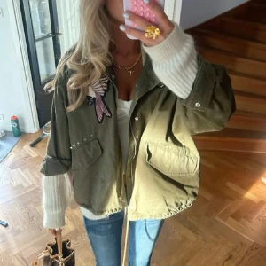 Grön jacka med detaljer  - Säljer den här så coola jackan med en massa snygga detaljer.  Den säljs inte längre 