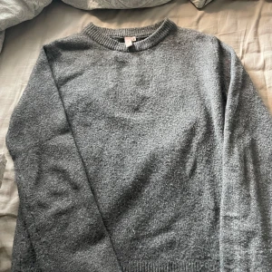 Stickad tröja - Säljer min gråa stickade tröja från Nelly. Stl S, använt ett fåtal gånger. Väljer att sälja för 120