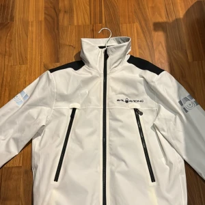 Sail Racing jacka - Helt ny Sail racing jacka   Aldrig andvänd kostar egentligen 4 tusen kronor   Perfekt vid höst, Vår och sommar  Priset kan diskuteras vid en snabb affär   Hör av dig vid frågor 💯