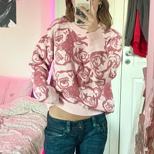 Rosa stickad tröja - Jättegullig och höstig rosa stickad tröja med massa björnar på (även hur mjuk som helst). Det finns ingen lapp så vet inte storlek men skulle gissa på M. Bara att fråga på om ni undrar något. 🩷🍁