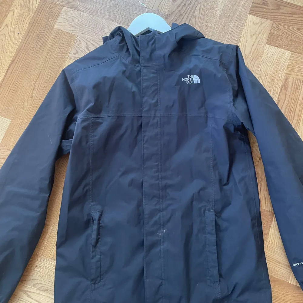 Hej! Här säljer jag min north face jacka. Den är i fint skick, lite dammig från att ha legat på hyllan länge men Inge stora defekter. Det är ett perfekt plagg inför hösten! Hör av er vid minsta intresse, Jonas . Jackor.