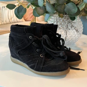 Kilklackar - Snygga Isabel Marant liknande skor, använda men fortfarande bra skick. Storlek 37 🩷🩷