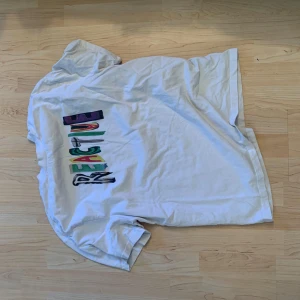 Weekday  - Skön o schysst passform och är på bra skick