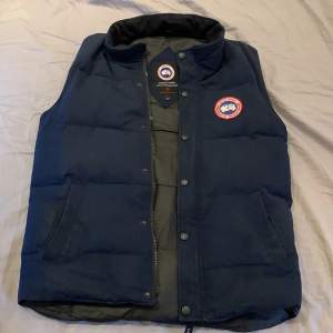 Säljer en canada goose väst i väldigt bra skick pga använder ej den längre, dm vid intresse