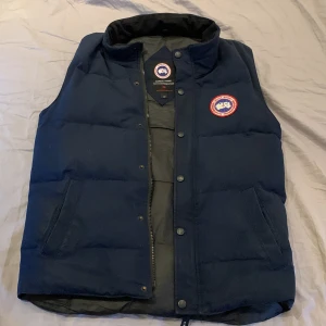 Canada goose väst - Säljer en canada goose väst i väldigt bra skick pga använder ej den längre, dm vid intresse