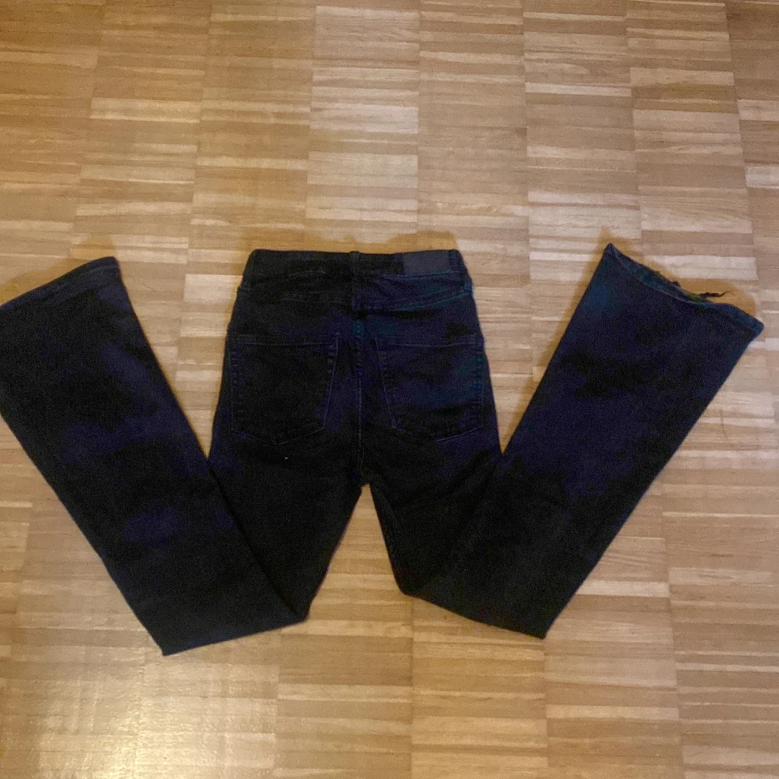 Svarta Snake Flare jeans från 157 - 90