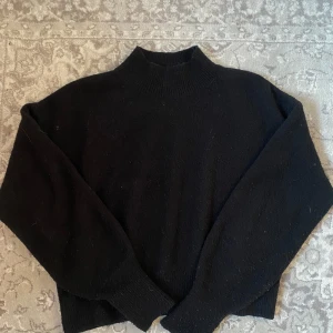 Svart stickad tröja - Jätte skön stickad tröja perfekt till hösten💞💞