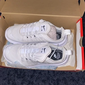 Nike Skor - Säljer helt oanvända Nike air Max då dom inte passar mig, pris kan diskuteras!
