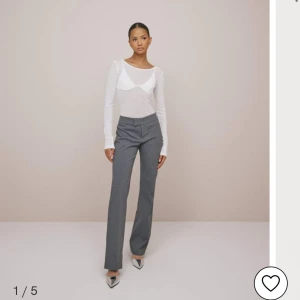 Kostymbyxor  - Lågmidjade kostymbyxor från Nelly i storlek 35, normal i storlek. Använt ca 5 gånger. Är 168 som referens.