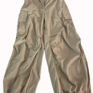 Cargo pants from WEEKDAY - Beige cargo pants from WEEKDAY Worn once Size 34