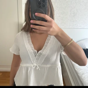 Blus  - Säljer denna suuuperfina och slutsålda toppen från pull and bear!!  Toppen är endast använd en gång!!  Jag har sytt ihop den lite vid urringningen, men det är superenkelt att bara sprätta upp det!🩷🩷🌸