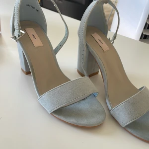 Blåa klackar  - Ett par jätte fina klackar och bekväma  Andningen till att jag säljer dom är att dom är förstora på mig  Använda 1 gång ute men inget mer  sen har dom bara sått i hyllan 