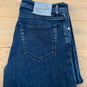Jacob Cohen Jeans - Jacob Cohen jeans i väldigt fint skick, endast använda enstaka tillfällen. Eftertraktade modellen ”Nick” 622.   Storlek 34 och inga justeringar hos skräddare har gjorts, som nya.