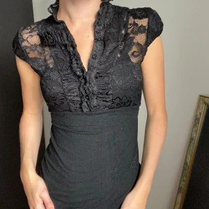 Spets topp - Jättefin spets topp som går att knyta både fram och bak. Storlek M men passar på mig som vanligtvis bär xs/s i toppar.  Först till kvarn. Skriv för frågor. Köp direkt eller lägg ett prisförslag. Postar inom 1 dag.