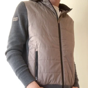 Bugatti cardigan - Säljer Bugatti cardigan jacka. Storlek L men sitter mer som M/S då jag aldrig bär storlek L på kläder. Väldigt bra skick och riktigt schyst nu till hösten. Mvh Isak!