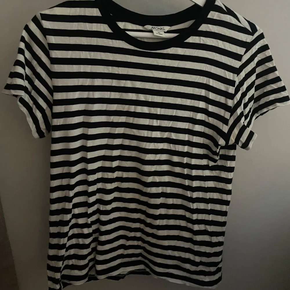 Säljer denna t shirt från Monki då den inte används. Knappt använd . T-shirts.