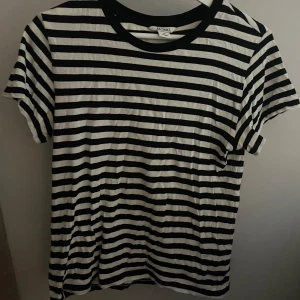 T shirt - Säljer denna t shirt från Monki då den inte används. Knappt använd 