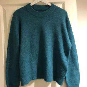 Samsoe samsoe stickad tröja - Jättesöt stickad tröja från samsoe i storlek S! Bra skick, knappt använd. Ordinarie pris 900kr. Tröjan är i ull blandning, se sista bild😚