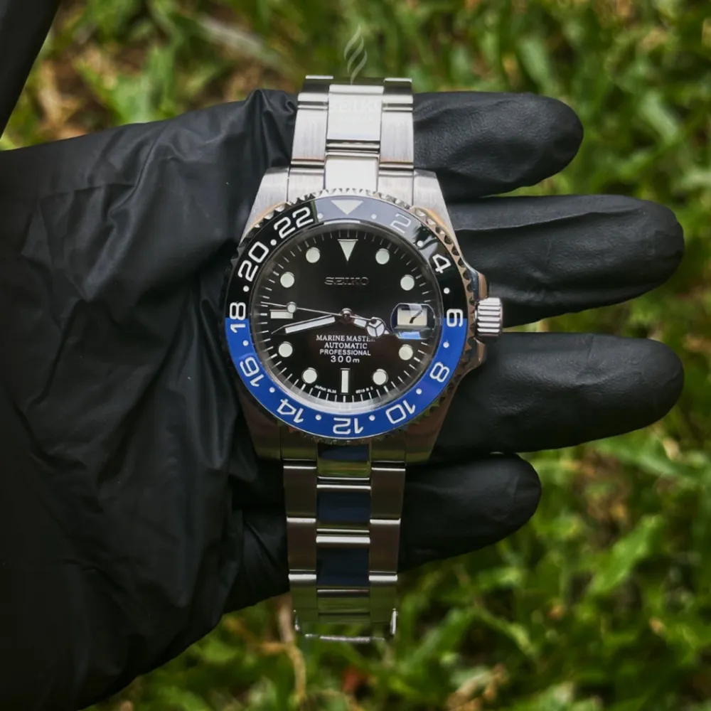 Splitter ny seiko mod Batman 40mm. Klockan är baserad på ett NH35 urverk. Genomskinlig bakboett, vattentät. Klockan levereras i en snygg klock låda.  Flera modeller finns på SeikoMod.se . Accessoarer.