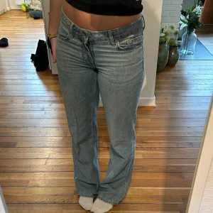 Lågmidjade blåa jeans - Blåa lågmidjade jeans från lager 157 i modellen ”low rider” som är lågmidjade och raka i benen. De har endast använts tre gånger och är i väldigt fint skick. Säljer då jag har dubbletter! Perfekt inför vardag, middag och fest nu i höst och vinter