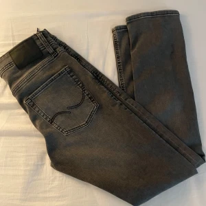 Jack N Jones/slim glenn - Hej säljer nu dessa jeans då de ej kommer t användning. Jeansen är använda men inte mycket så har ingen syn på användning, vid minsta fråga kom pm👌